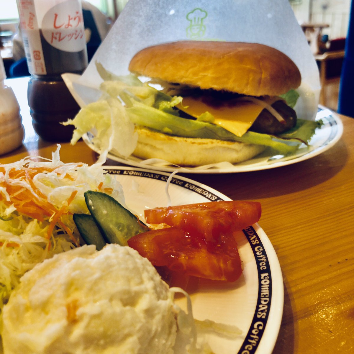 harapeco_chui's tweet photo. #コメダ珈琲 で #ランチ
#ハンバーガー #サラダ https://t.co/Gah437KSJC