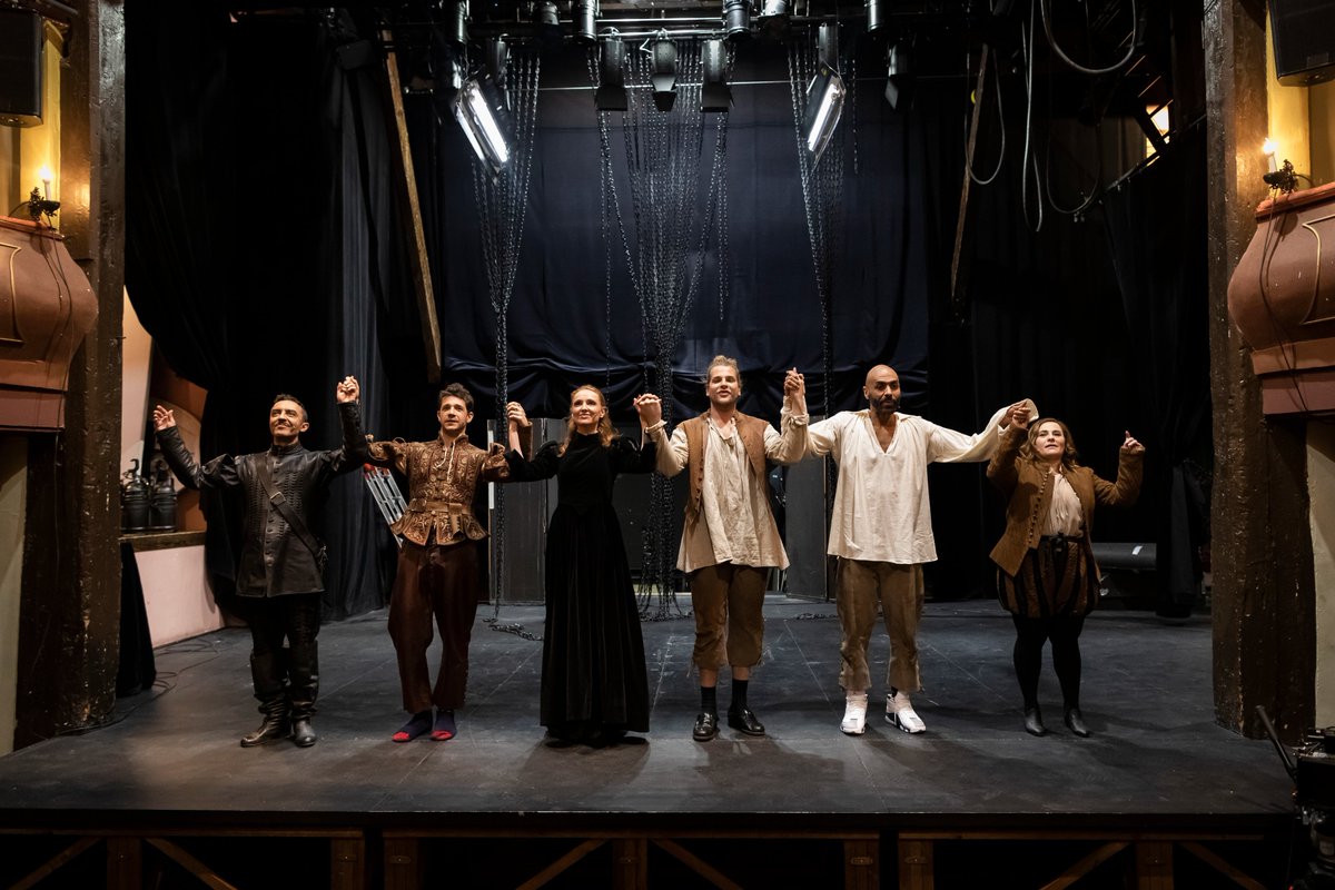 ZeppelinTV's tweet photo. ¡Comienza la cuenta atrás! El próximo miércoles 19 de abril se estrena #AEstePasoNoEstrenamos a las 22:00h en @la2_tve 🎭 Andrés Salado, El Chojin y Eduardo Navarrete serán los primeros valientes en salir al escenario y contarán con la ayuda de nuestros tres mentores 😍 ¡Ganazas! https://t.co/kujl7Mm4Hv
