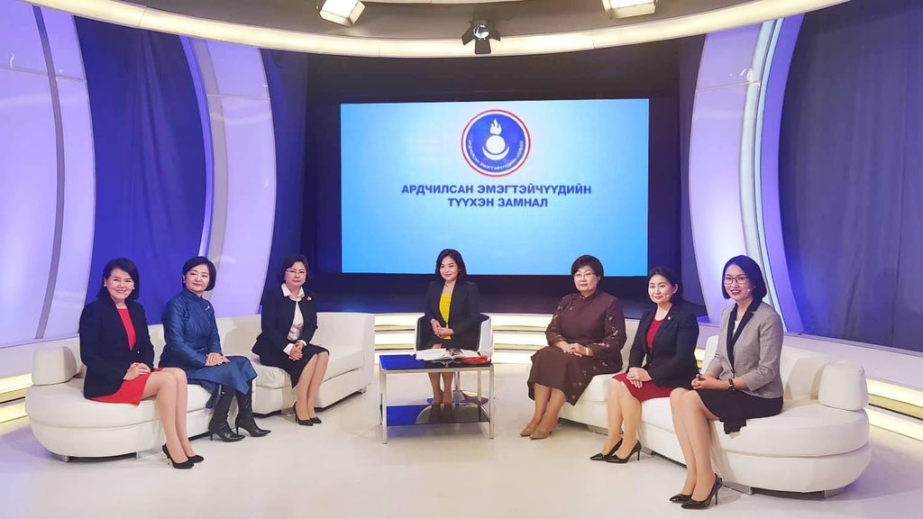 Нэг нь тэнгэрийн оронд нэг нь тусдаа нам байгуулаад явждээ. Батчимэг агсанг манай хуучин бүлгийн ажилтанууд их үнэлдэг юм билээ. Боловсрол мэдлэгээрээ ялгарч бсан гэсэн. Би ганц нэг таарч үг сольж байснаас цаашгүй