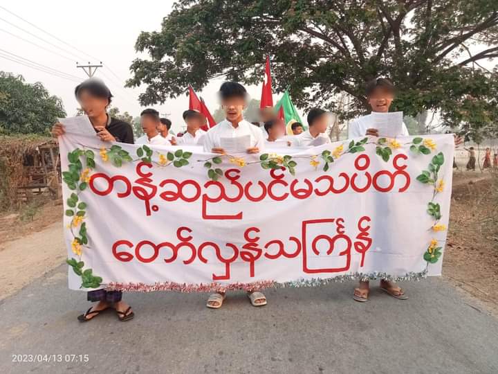 NantEiThandar's tweet photo. The main strike protesters of Sagaing Region's #Taze township held an anti-junta demonstration on the first day of #RevolutionaryThingyan, April 13.

#2023Apr13Coup
#WhatsHappeningInMyanmar https://t.co/cTZa9PSLwu