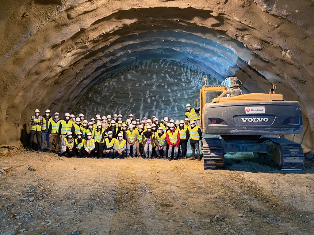 CaminosUPV's tweet photo. 🚄Hoy visitamos con el #Viajedeestudios de #CaminosUPV junto a #CátedraRover @Rovergrupo las obras del tramo #TafallaSur - #Tafalla en el corredor Mediterráneo-Cantábrico de Alta Velocidad Ferroviaria.
Gracias a @Adif_es
#IngenieríaCivil
#Somos_Ingenieria_de_Caminos #MUICCP https://t.co/EXlSmpwu3u