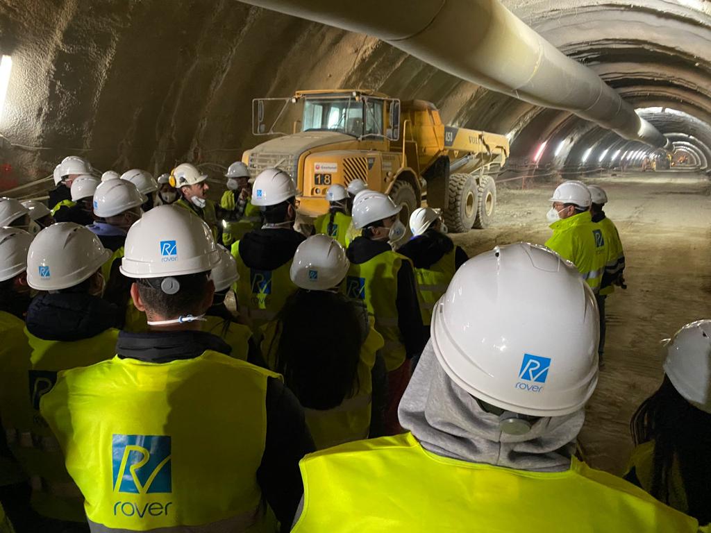 CaminosUPV's tweet photo. 🚄Hoy visitamos con el #Viajedeestudios de #CaminosUPV junto a #CátedraRover @Rovergrupo las obras del tramo #TafallaSur - #Tafalla en el corredor Mediterráneo-Cantábrico de Alta Velocidad Ferroviaria.
Gracias a @Adif_es
#IngenieríaCivil
#Somos_Ingenieria_de_Caminos #MUICCP https://t.co/EXlSmpwu3u