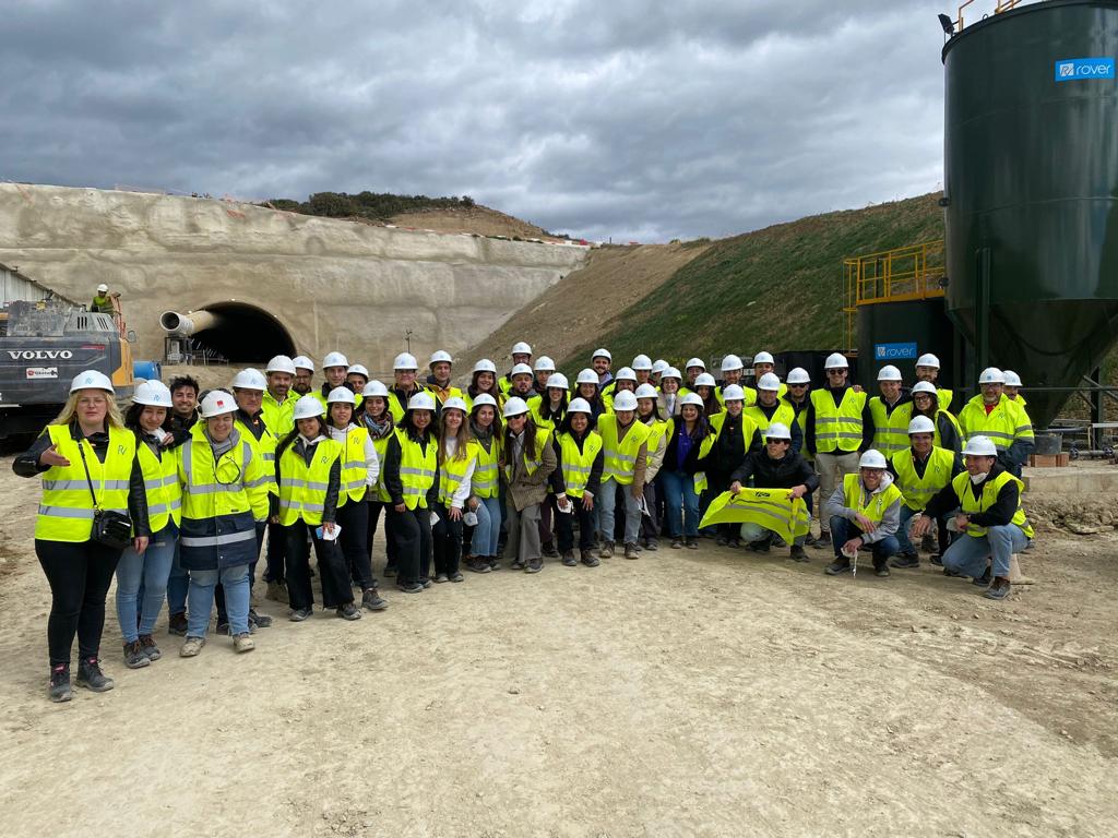 CaminosUPV's tweet photo. 🚄Hoy visitamos con el #Viajedeestudios de #CaminosUPV junto a #CátedraRover @Rovergrupo las obras del tramo #TafallaSur - #Tafalla en el corredor Mediterráneo-Cantábrico de Alta Velocidad Ferroviaria.
Gracias a @Adif_es
#IngenieríaCivil
#Somos_Ingenieria_de_Caminos #MUICCP https://t.co/EXlSmpwu3u