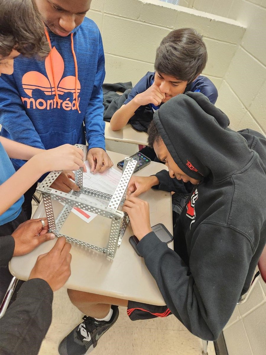 WoodstockCTAE's tweet photo. WHS Engineering students are have been hard at work in the Engineering Lab designing balloon rockets and making shapes out of metal robot parts! #WHSCTAE #CTAEDelivers #WHSSTEM https://t.co/0QYPpy2dWp