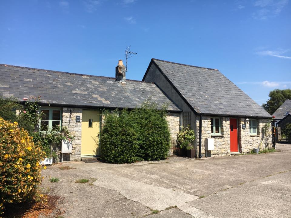 TheHolidayCots's tweet image. Book your next vacation to Wales and stay at Moorshead Farm Cottages. Located near Cowbridge they also offer bed and breakfast accommodation.
🛌Sleeps 1-4
theholidaycottages.co.uk/Glamorgan/2156 
#Cowbridge #Glamorgan #Wales #HolidayCottages #BedandBreakfast #PetsWelcome #Vacation