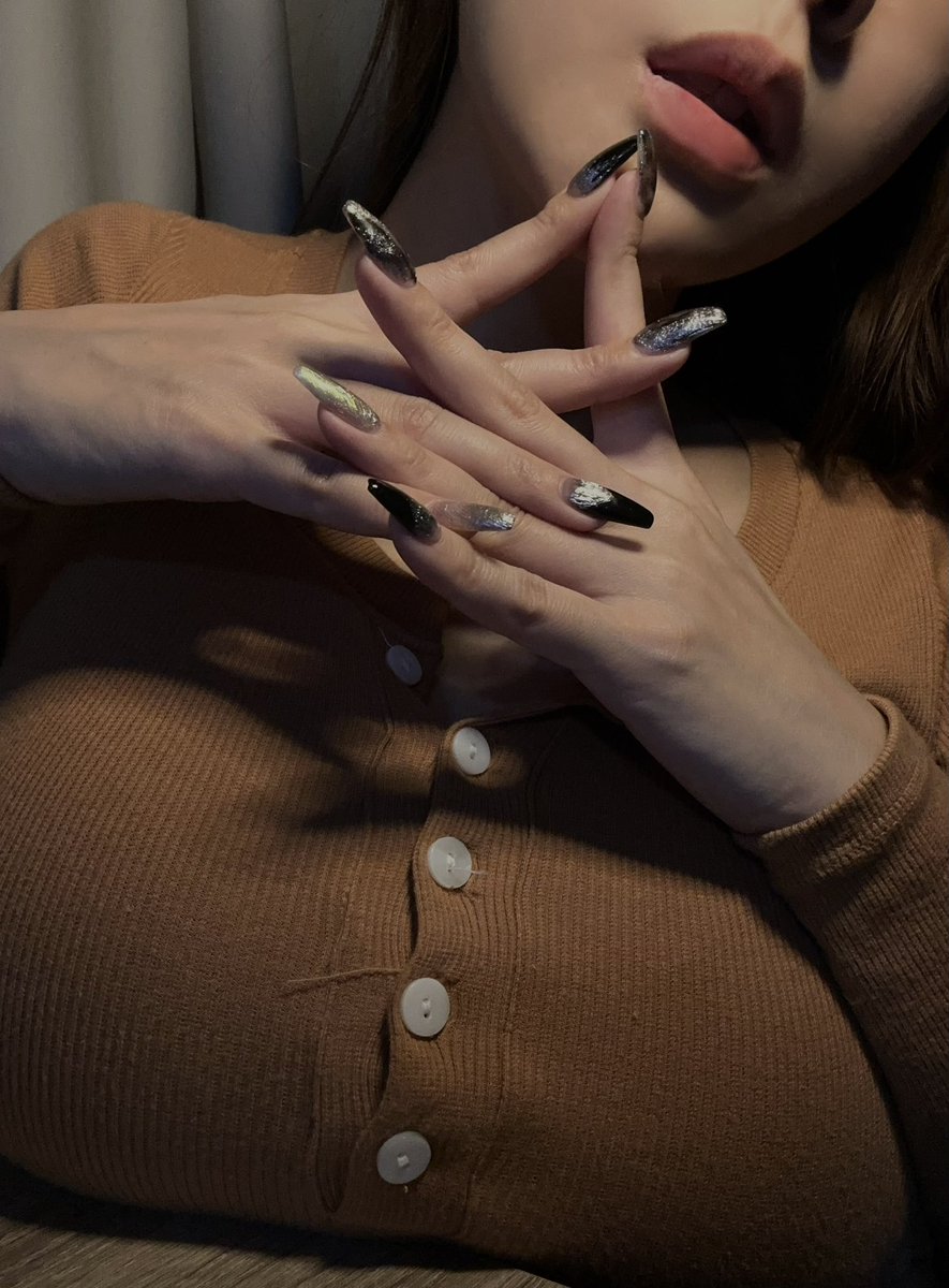 指甲復活了💅🏻🖤 https://t.co/YbUwLreqR9