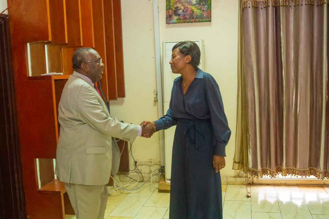 SylvieBAIPO_RCA's tweet photo. #DiplomatieRCA🇨🇫
Rencontre avec l'ambassadeur Représentant du bureau de la Commission CEEAC à Bangui, Monsieur  François MOULEY KOUMBA.
Merci pour cet échange sur nos efforts au relèvement de la RCA.
#Solidarité #SousRégionale https://t.co/b2n0pPaqPA