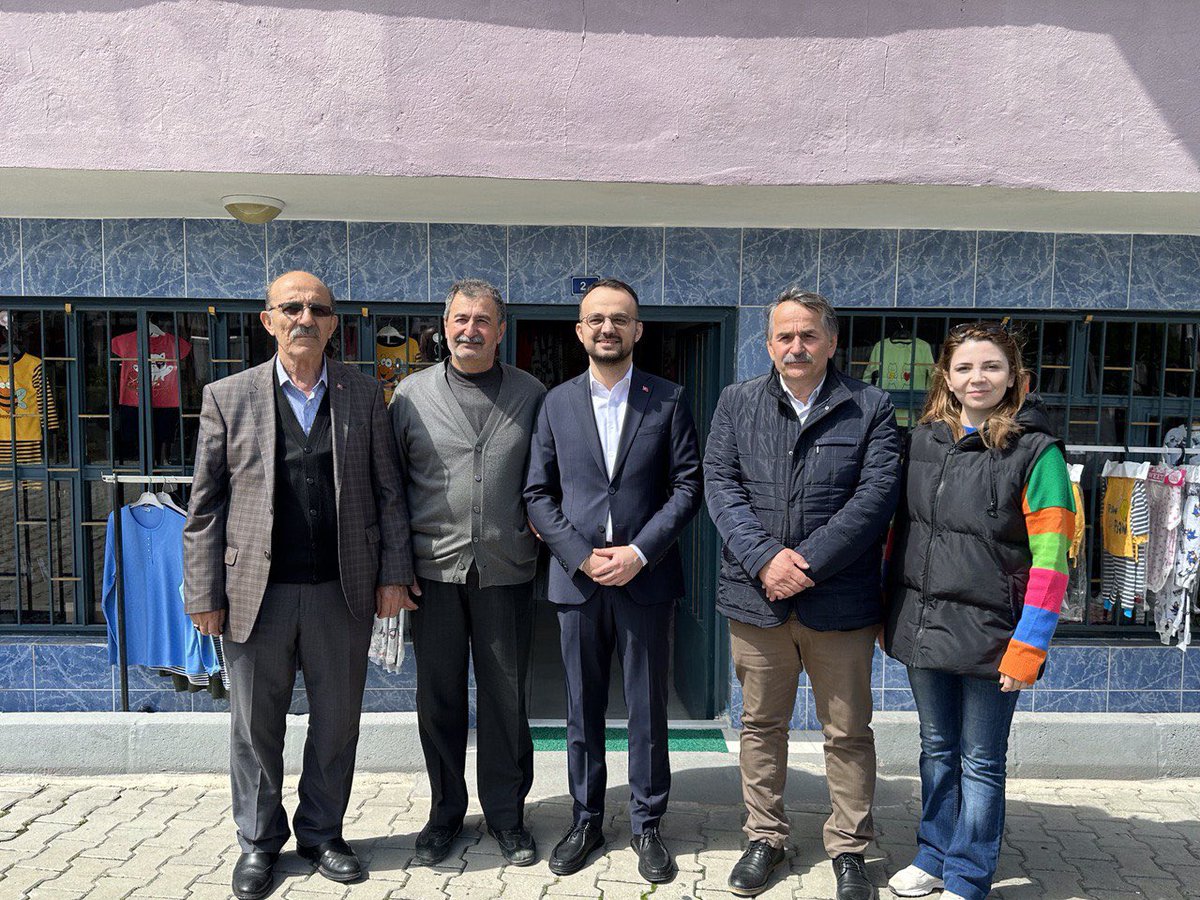 AdnanDizer's tweet photo. Bugün Arifiye'deyiz.

İnsanımızın dertleri ile hemhal oluyor, sevinçleri ile huzur buluyoruz.
Sayın Cumhurbaşkanımız @RTErdogan’dan aldığımız güç ve ilhamla bu şehri sokak sokak gezerek necip milletimizin her ferdine ulaşacak #DoğruAdımlarlaYolaDevam diyeceğiz.
#DoğrusuAKParti 🇹🇷 https://t.co/0HSEVmK35E