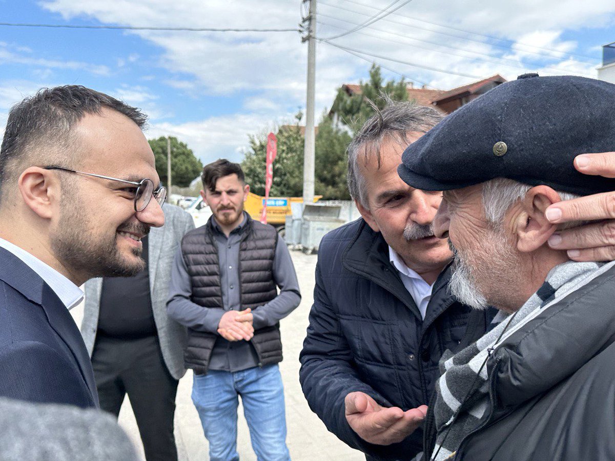 AdnanDizer's tweet photo. Bugün Arifiye'deyiz.

İnsanımızın dertleri ile hemhal oluyor, sevinçleri ile huzur buluyoruz.
Sayın Cumhurbaşkanımız @RTErdogan’dan aldığımız güç ve ilhamla bu şehri sokak sokak gezerek necip milletimizin her ferdine ulaşacak #DoğruAdımlarlaYolaDevam diyeceğiz.
#DoğrusuAKParti 🇹🇷 https://t.co/0HSEVmK35E
