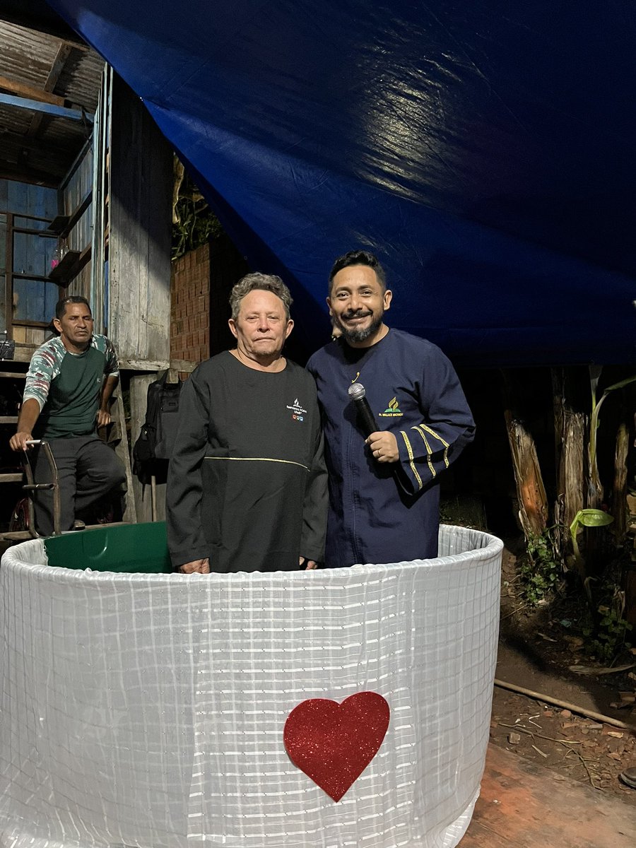 wallacermachado's tweet photo. Linda cerimônia batismal na tenda de evangelismo da Semana Santa no Cacau Pirêra.
O céu está em festa 🎉.
#DistritoCompensa3
#AmeAVoltaDoSenhor https://t.co/f9xvoWBCEt