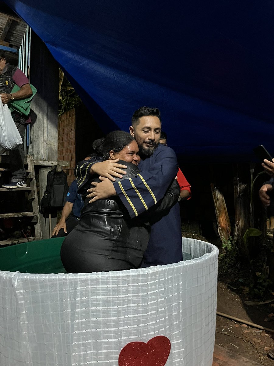 wallacermachado's tweet photo. Linda cerimônia batismal na tenda de evangelismo da Semana Santa no Cacau Pirêra.
O céu está em festa 🎉.
#DistritoCompensa3
#AmeAVoltaDoSenhor https://t.co/f9xvoWBCEt