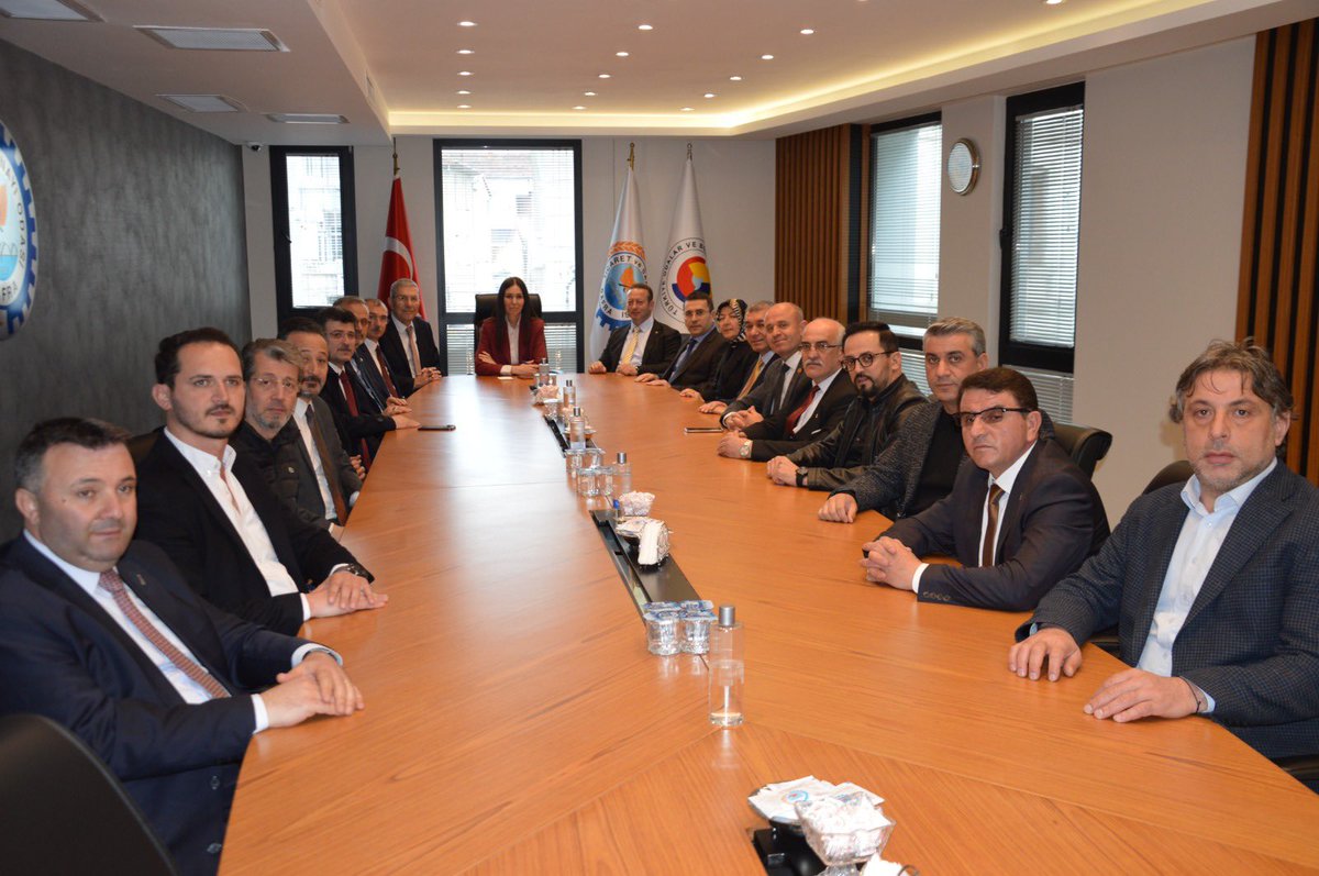 cemilmusaoglu's tweet photo. MilletvekillerimizSn. Çiğdem Karaaslan, Sn. Ahmet Demircan ve Sn.Orhan Kırcalı,belediye başkanımız sayın Hamit kılıç,AK Parti ilçe başkanımız Sn. İbrahim Semiz, MHPilçe başkanı Sn. Barbaros Turna, Yeniden Refah Partisi ilçe başkanı Sn. Bilal Arslan ticaret odamızı ziyaret ettiler https://t.co/v0cfijVcFI