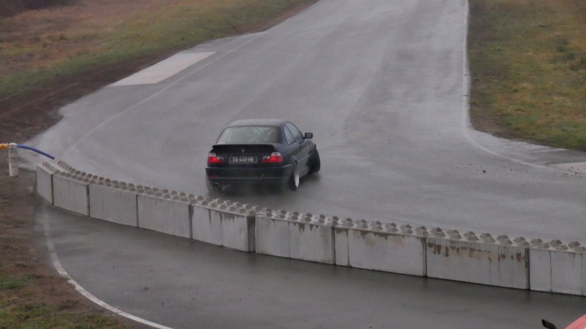 free__drift's tweet photo. Une voiture de drift homologuée route doit avoir des équipements d'aide à la conduite pour rattraper le manque d'adhérence en dérive. Les aides telles que l'ESP et l'ABS doivent pouvoir être désactivées sur circuit pour mettre la voiture en travers. #dayli #drift #freedrift https://t.co/lhvc3D0G38