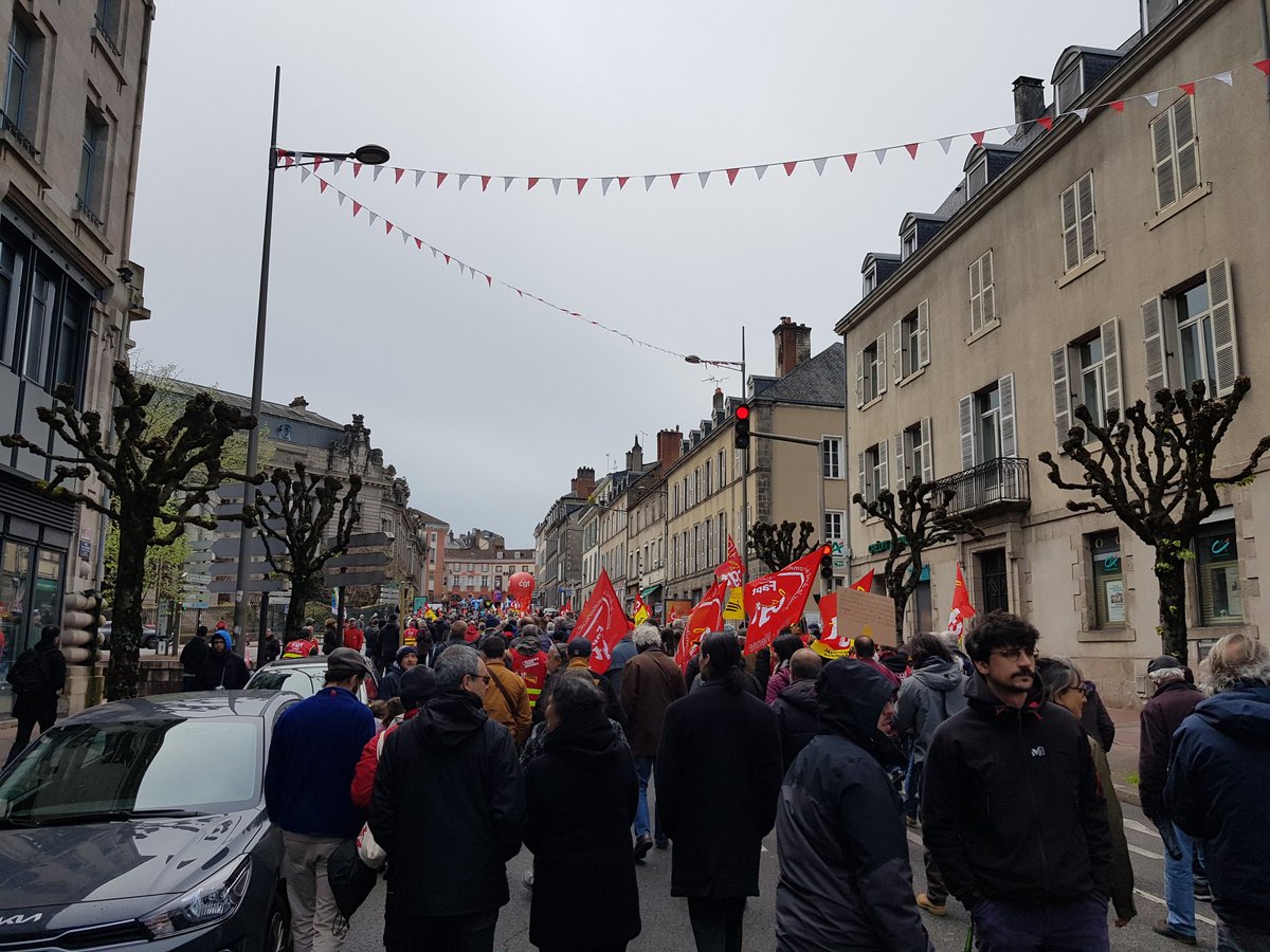 Kikibarbe87's tweet photo. Malgré la météo, malgré les vacances, toujours mobilisés à #Limoges pour l' #Act12 contre la #ReformeRetraite et dire #64ansCestNon aujourd'hui et demain... https://t.co/MSkvqUgD1M