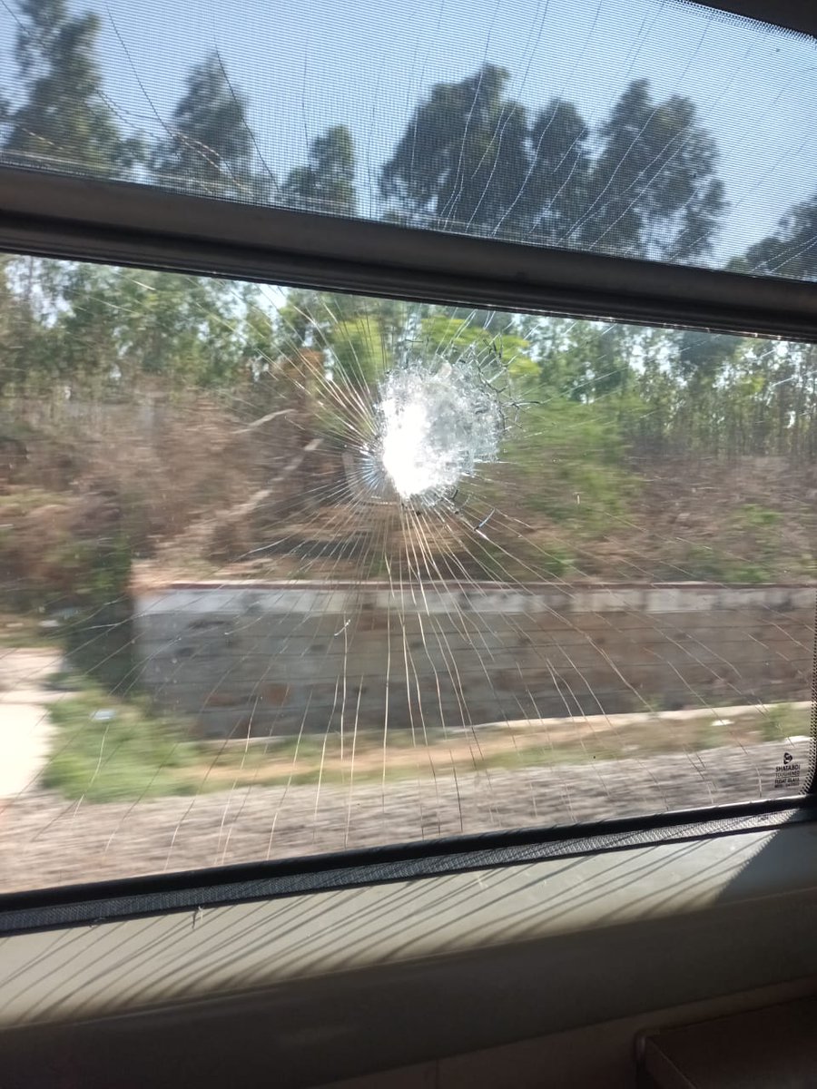 AnanthOnTrack's tweet photo. Another instance of stone pelting on the Mysuru-Chennai Vande Bharat Express in Bengaluru division, which damaged the window glasses in four coaches. It seems like an organized stone pelting. Thankfully, there was no injury to any of the passengers! Sad day! #IndianRailways https://t.co/5kiTxsnCh1