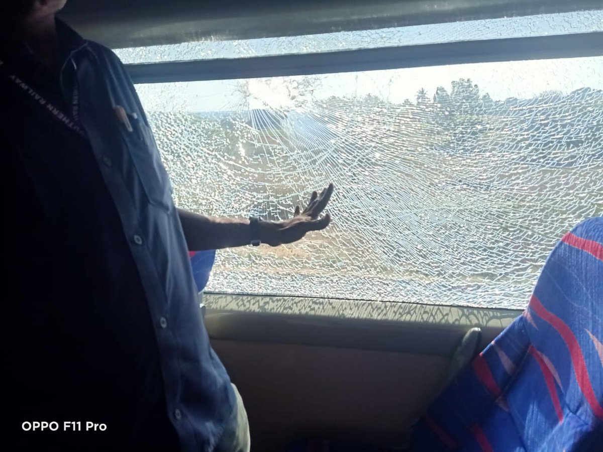 AnanthOnTrack's tweet photo. Another instance of stone pelting on the Mysuru-Chennai Vande Bharat Express in Bengaluru division, which damaged the window glasses in four coaches. It seems like an organized stone pelting. Thankfully, there was no injury to any of the passengers! Sad day! #IndianRailways https://t.co/5kiTxsnCh1