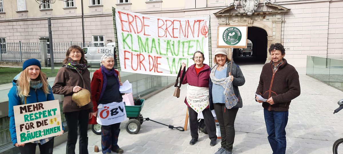 ObvVia's tweet photo. Aufruf 🔔💥 Am Tag des kleinbäuerlichen Widerstands am Mo, 17.4. werden wir für kleinbäuerliche Klimagerechtigkeit laut: Treffpunkt 11:30 vor dem Parlament in Wien mit Kuhglocken. Um fünf nach 12 werden wir für unsere Forderungen laut! #LaViaCampesina #17April #FarmersForFuture https://t.co/A5muz9oNYw
