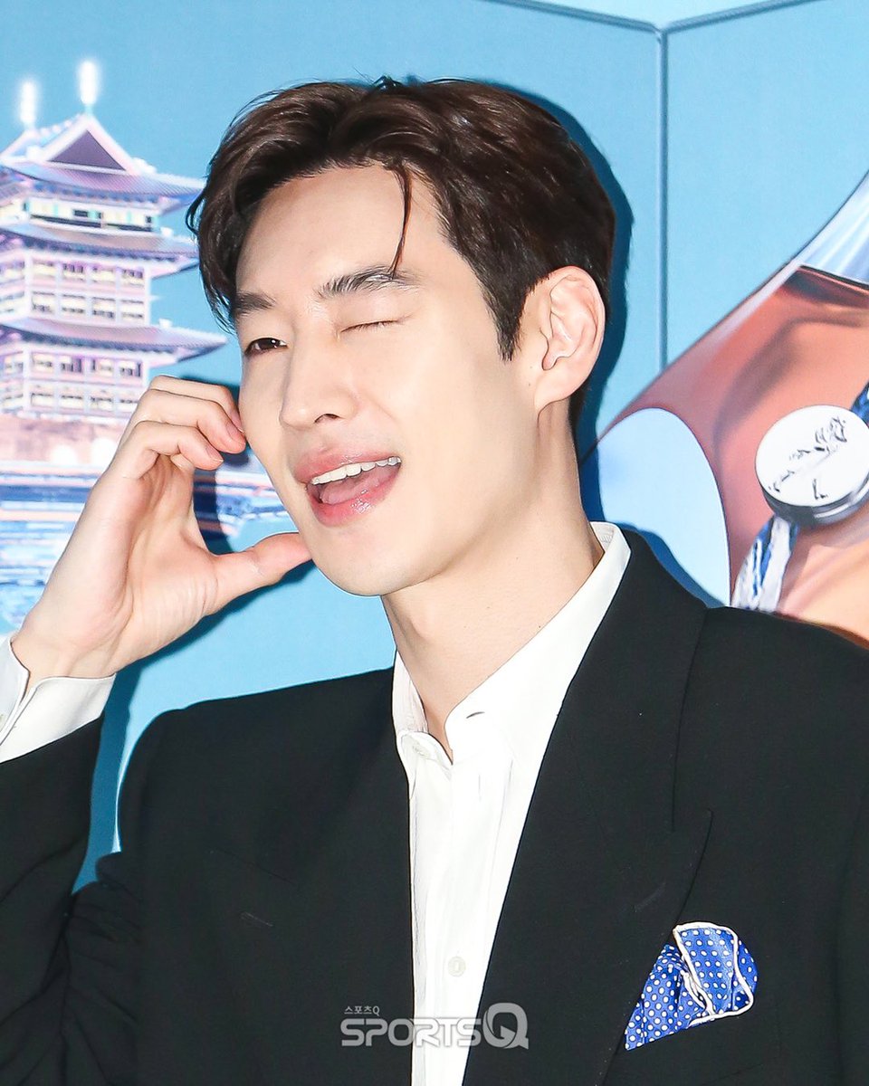 미치겠다 오랜만에 완전 깐제에 애교 죽을거 같아……..저 파란땡땡이만 없애주면 더 좋을거 같아………….