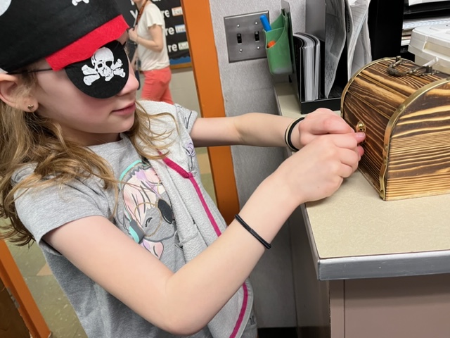 southrangederry's tweet photo. Congratulations, Jillian, our 2nd Book Blast Treasure Chest winner. Way to go! For those families that still want to participate, register:
https://t.co/wV8RIcXqOA. 
To support our school &amp; help our students have access to more books, please donate here. https://t.co/jOJSwa5El3 https://t.co/0ModYI3lWn
