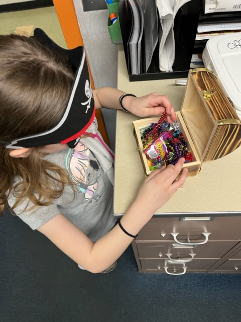 southrangederry's tweet photo. Congratulations, Jillian, our 2nd Book Blast Treasure Chest winner. Way to go! For those families that still want to participate, register:
https://t.co/wV8RIcXqOA. 
To support our school &amp; help our students have access to more books, please donate here. https://t.co/jOJSwa5El3 https://t.co/0ModYI3lWn