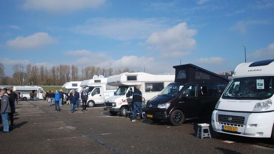In Zoetermeer zetten Gwen en Jan-Dick Verheul komende zaterdag 15 april de tweede editie van de particuliere campermarkt CamperZaterdag #camper #campermarkt #campers #camperzaterdag kampeermagazine.nl/tweede-camperz…