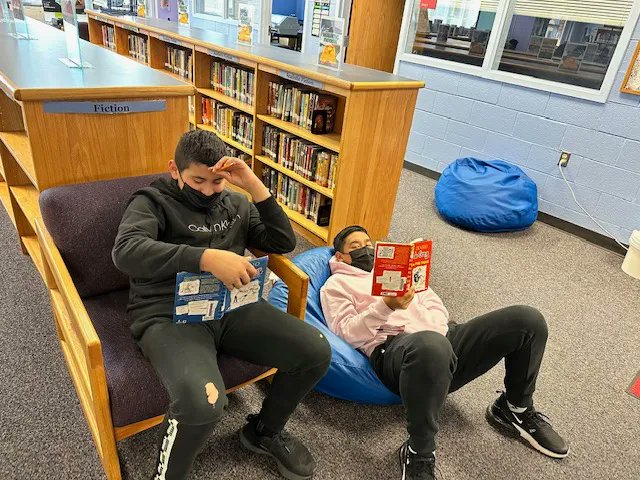 Freedom_MS_SCPS's tweet image. Students in Ms. Wild&apos;s Spanish Heritage class already spreak fluent Spanish, therefore this class is focused more on honing their reading and writing skills. They visited the library to pick out books written in Spanish for a book project they will be completing in class!