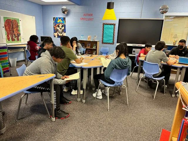 Freedom_MS_SCPS's tweet image. Students in Ms. Wild&apos;s Spanish Heritage class already spreak fluent Spanish, therefore this class is focused more on honing their reading and writing skills. They visited the library to pick out books written in Spanish for a book project they will be completing in class!