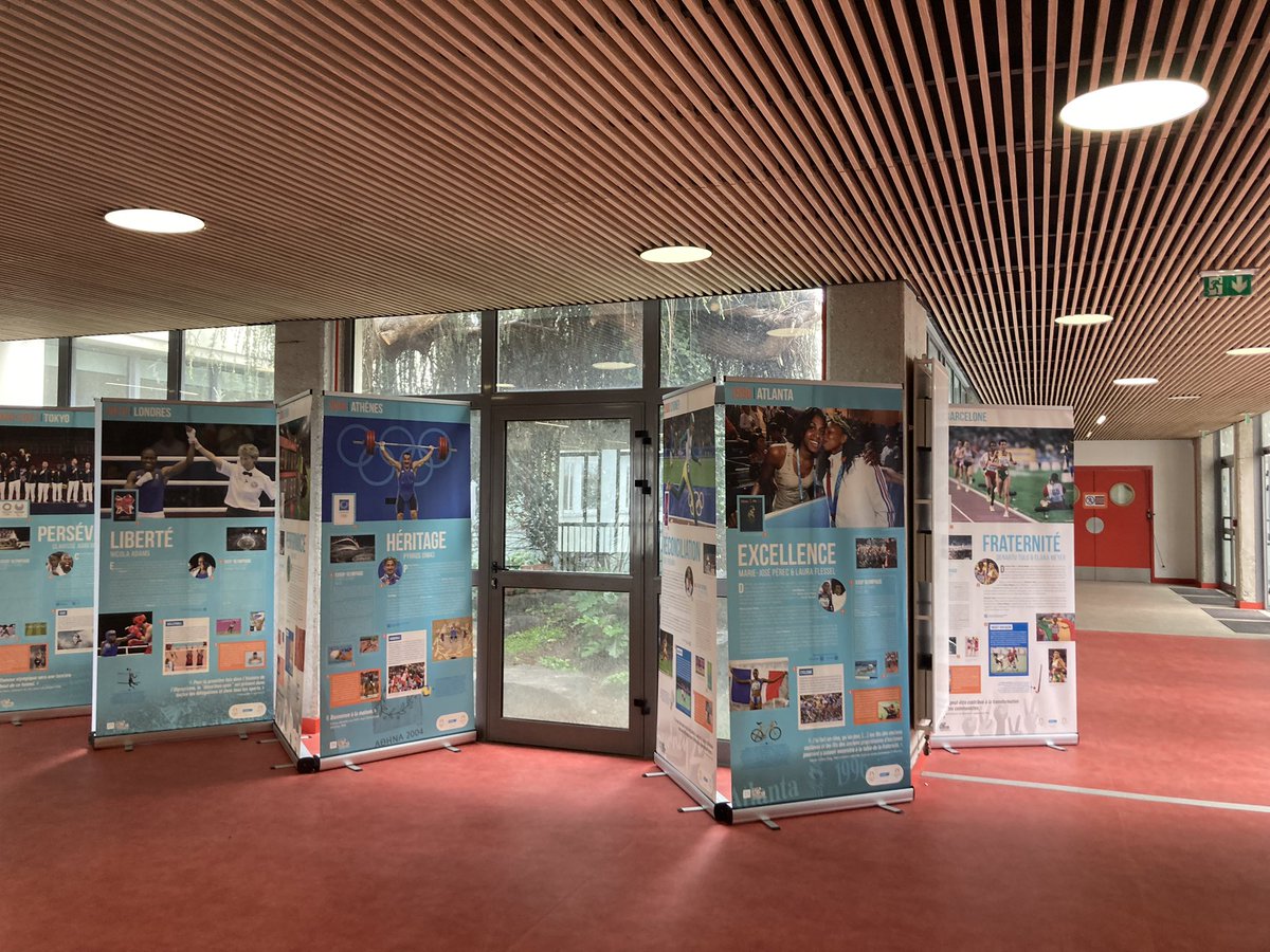 CrisantiFlavia's tweet photo. Lâexposition de sur les valeurs de lâolympisme arrive au @Clg_Ronsard encore une belle initiative pour le projet « il nuoto et lâinclusione » @Casden_BP #generation24 https://t.co/yvxnoxRHa0