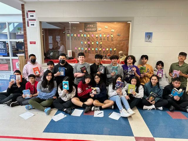 Freedom_MS_SCPS's tweet image. Students in Ms. Wild&apos;s Spanish Heritage class already spreak fluent Spanish, therefore this class is focused more on honing their reading and writing skills. They visited the library to pick out books written in Spanish for a book project they will be completing in class!
