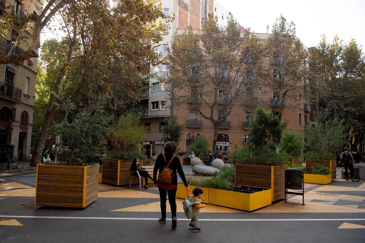 jen_keesmaat's tweet photo. Barcelona has been removing cars from key locations in neighbourhoods and turning them into green spaces. People living nearby have reported better rest, increased socialization and less noise and air pollution. Any city can do this - make streets quieter, safer, more liveable. https://t.co/rJTX4ktueY