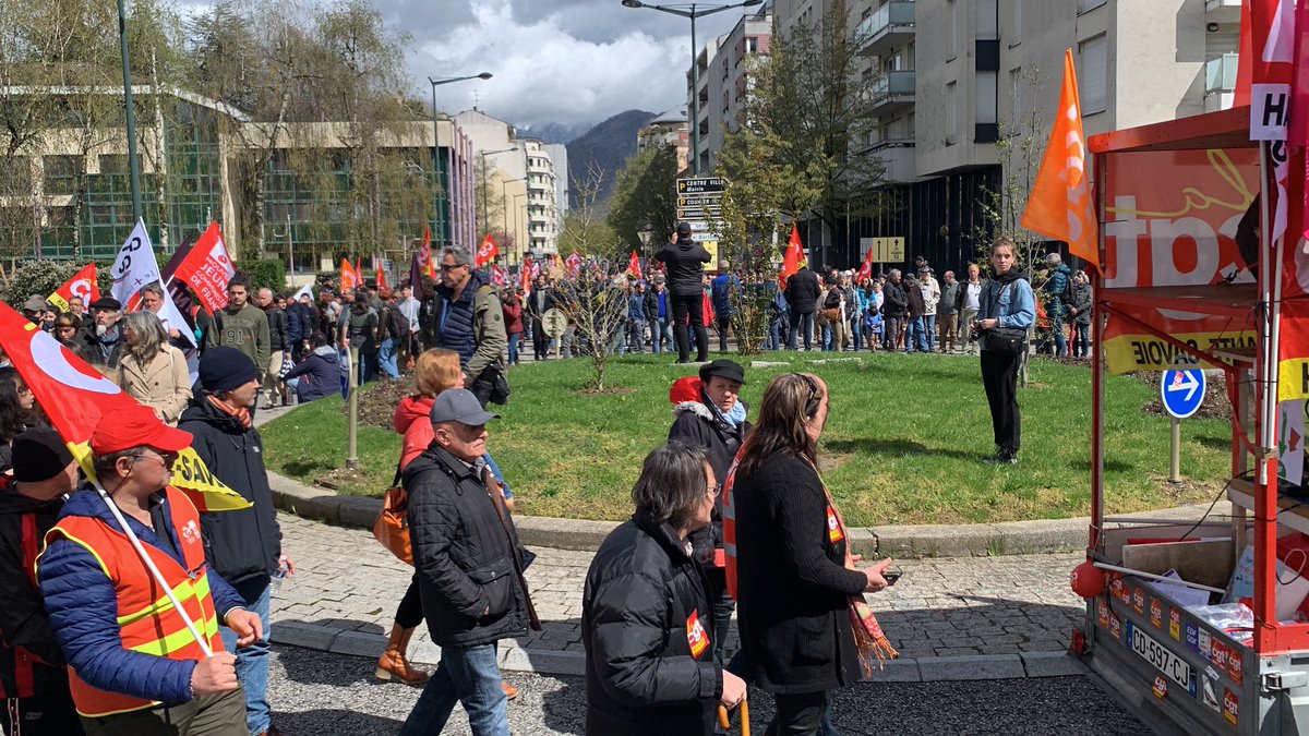LucileBout's tweet photo. Selon les syndicats, ils sont 3000. « La mobilisation reste forte, 3000 pour Annecy ça reste fort après douze jours », explique Cathy Athanase, secrétaire générale de l’union départementale CGT https://t.co/2TTd8lUqjG