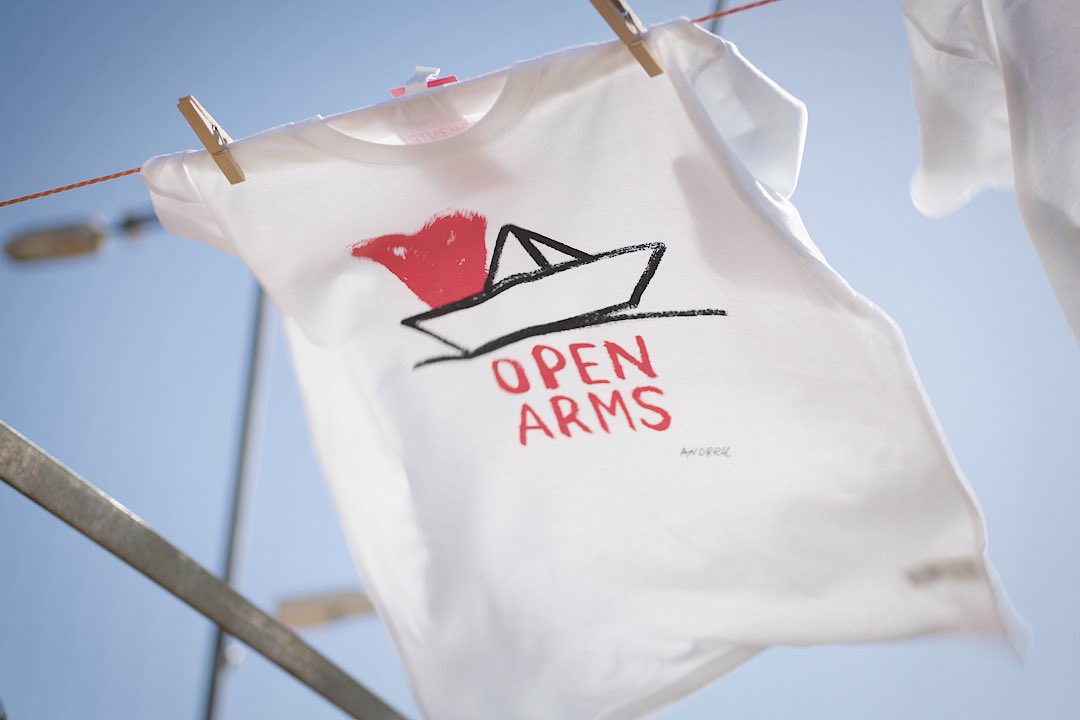 SamanteOfficial's tweet photo. Samanté! lanza la camiseta solidaria con diseño de @Buenafuente para @openarms_fund. Apoya la labor de rescate en el Mediterráneo con la compra de esta camiseta, puedes conseguirla en https://t.co/cZDwDwzLJz https://t.co/qd4EcARCHL