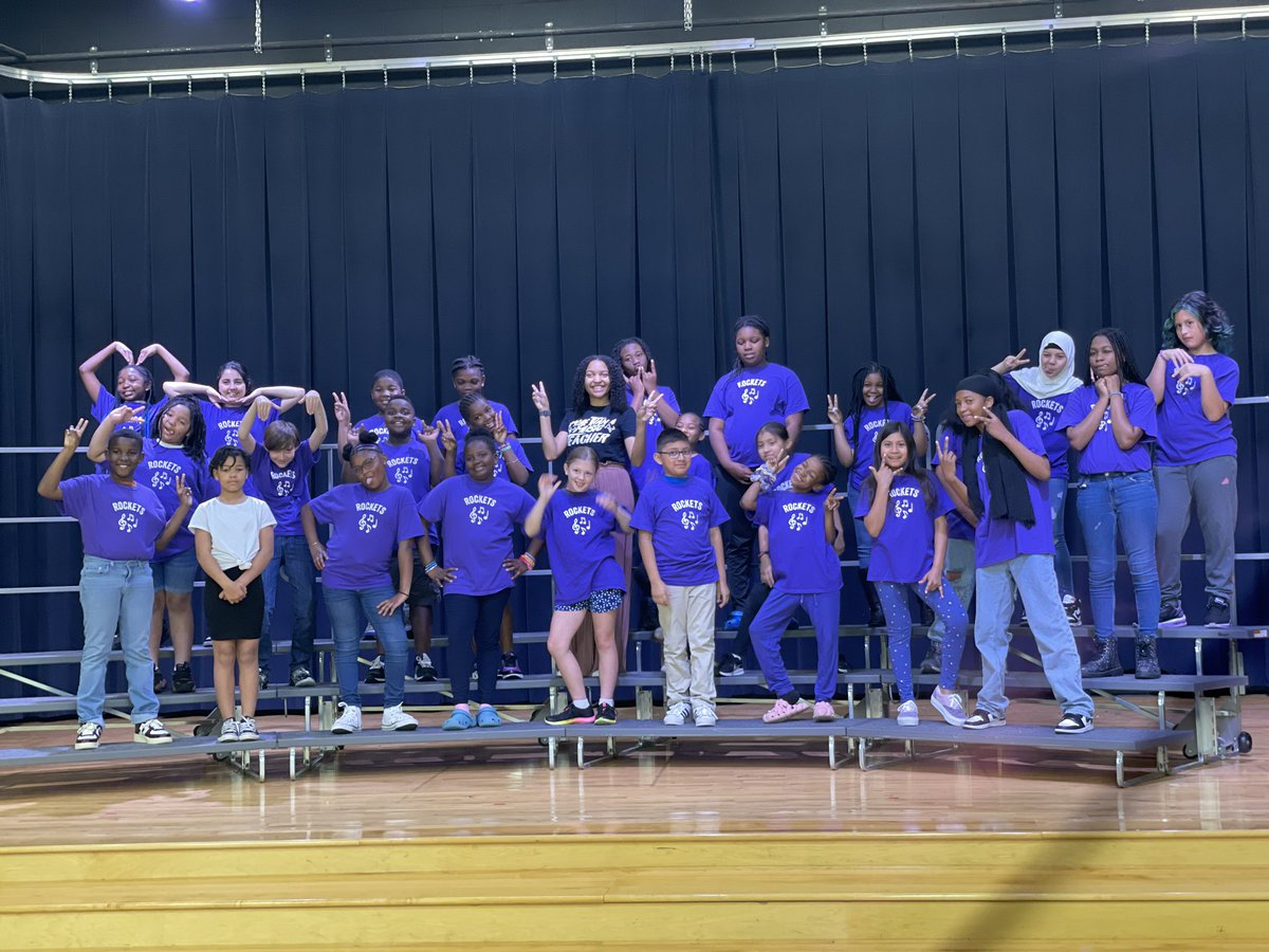 LoriRuth18's tweet photo. Hanging out recording TOY patrol music with @RogersLaneES TOY semi-finalist Gizelle Dangerfield! 🎶🎤🎵@WCPSSTeam https://t.co/aEhZuzcx59