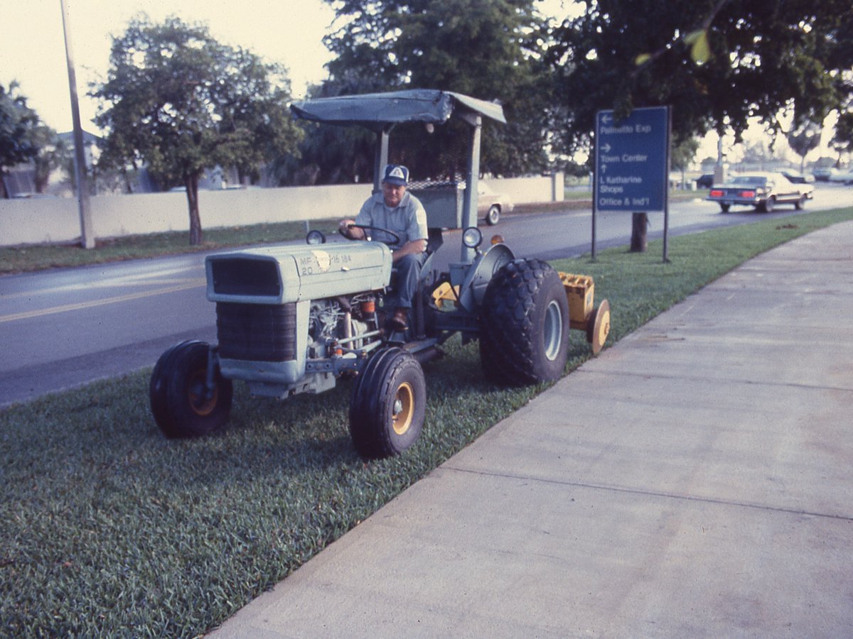 MiamiLakesNews's tweet photo. It takes a lot of work to keep our greenspaces #GrowingBeautifully! In this #TBT we see maintenance &amp; tidying up taking place in February of 1982, at the corner of Ludlam Rd and Miami Lakeway N, in front of Loch Lomond East... it's all in the details!🌳 #MLHistory https://t.co/IhQZ68GyjD