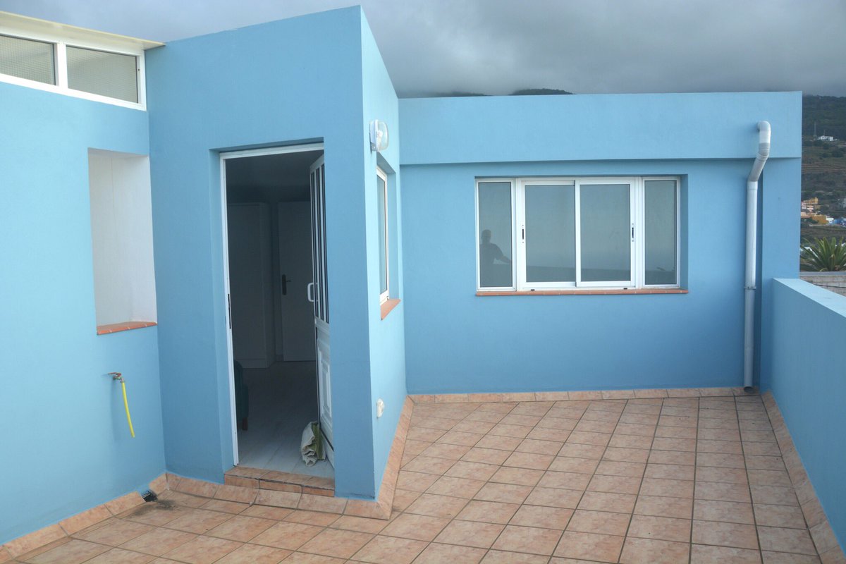 Se alquila vivienda en La Victoria, norte de Tenerife 

3 habitaciones
2 baños
Cocina
Salón
Despensa
Trastero
Cuarto de lavado
Azotea privada con vistas
Aparcamiento
Zona ajardinada

Se admiten mascotas
900 euros gastos incluidos
Contacto 646 43 73 63