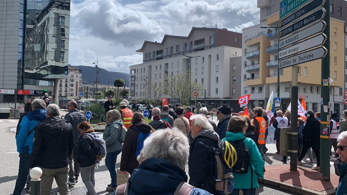 LucileBout's tweet photo. Le cortège atteint le centre Courier, près de la gare de #Annecy #ReformeDesRetaites https://t.co/qquRH2cKpw