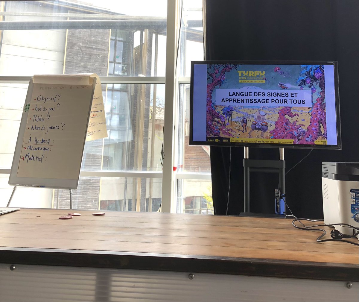 EstimMediation's tweet photo. Entre nos ateliers #GameHack #TURFUFestival, on teste nous aussi ! Atelier #LSF au @_LeDome. La LSF peut-elle aussi être bénéfique aux apprentissages des personnes sans contraintes d’audition ? https://t.co/ewusjHvJUu