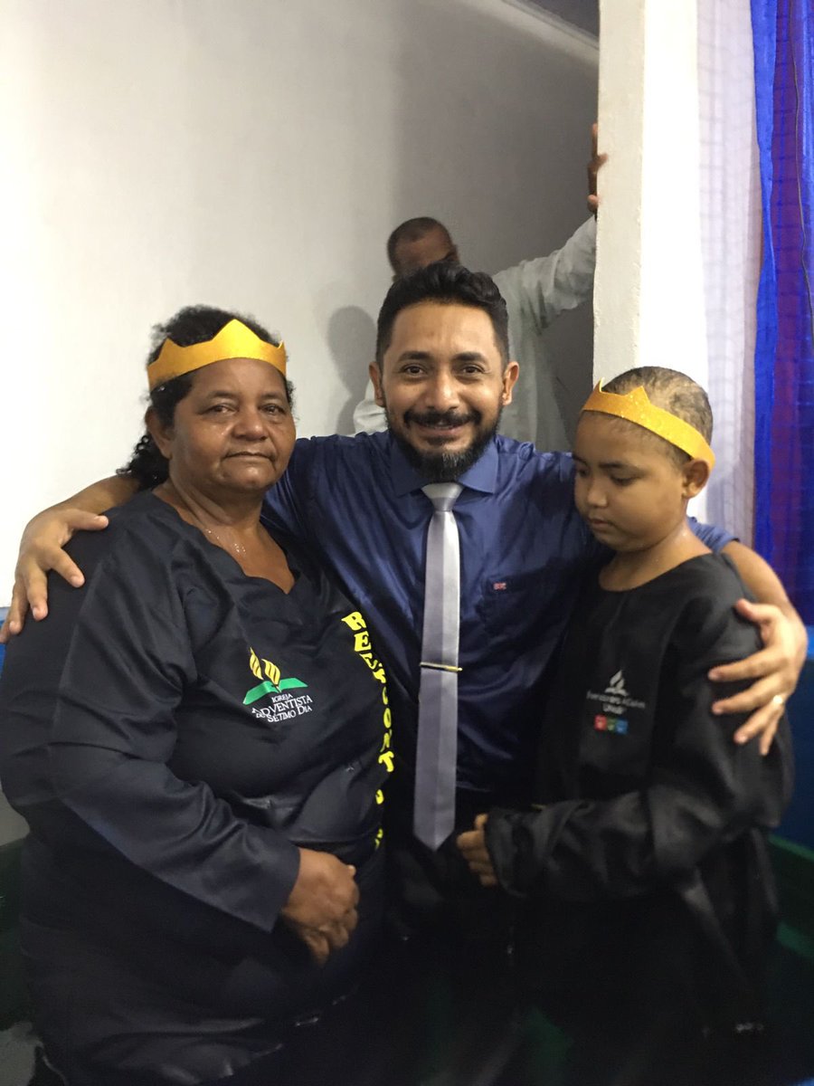 wallacermachado's tweet photo. Enquanto o mundo está de cabeça pra baixo, varias pessoas em todos os lugares estão aceitando a Cristo como Senhor e Salvador de suas vidas.
Deus seja louvado.
O pequeno Maik que está tratando de uma leucemia pediu pra Deus curá-lo dentro do tanque batismal.
#DistritoCompensa3 https://t.co/YqXregKKEG