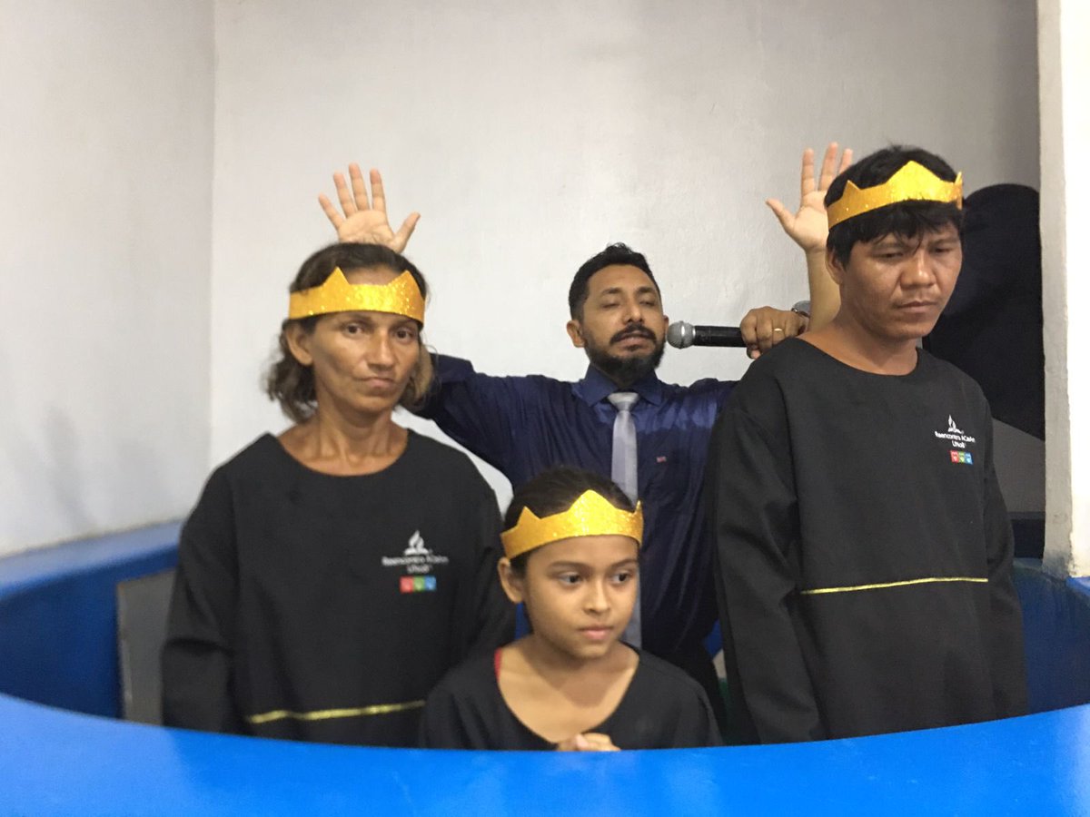 wallacermachado's tweet photo. Enquanto o mundo está de cabeça pra baixo, varias pessoas em todos os lugares estão aceitando a Cristo como Senhor e Salvador de suas vidas.
Deus seja louvado.
O pequeno Maik que está tratando de uma leucemia pediu pra Deus curá-lo dentro do tanque batismal.
#DistritoCompensa3 https://t.co/YqXregKKEG