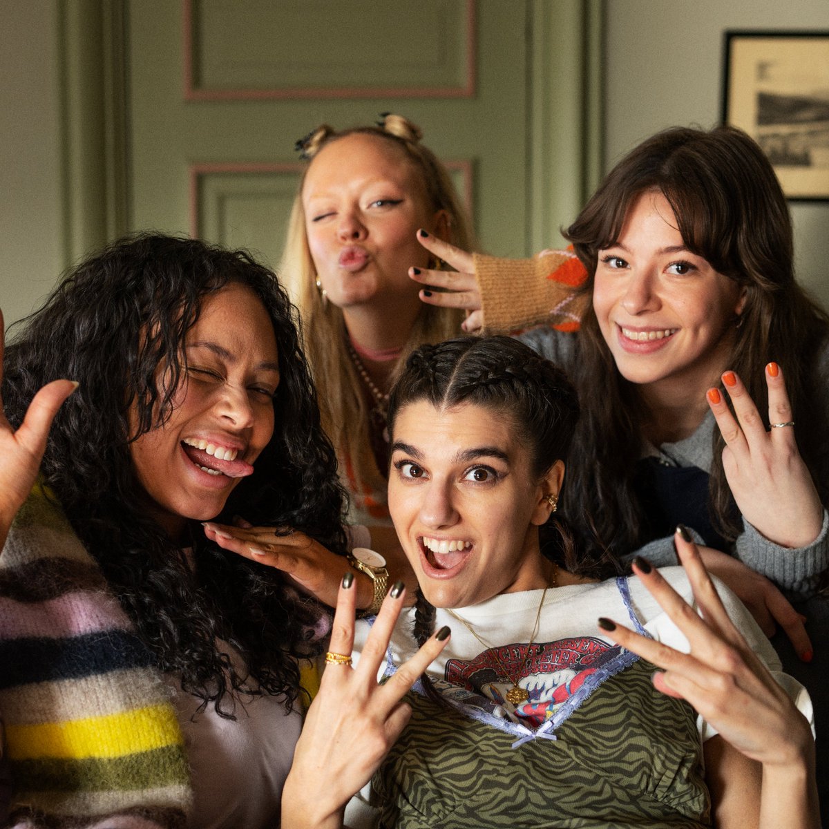 NetflixPT's tweet photo. 🚨 PARA TUDO! 🚨 Temos algo importante a dizer!!
A 3ª temporada de Young Royals já está em produção. 🥺 Era isto, obrigad@. https://t.co/VFFVPfgAmH