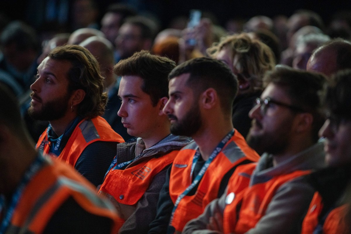 centroELIS's tweet photo. Si aprono oggi le candidature alle Scuole dei Mestieri di #DistrettoItalia, ideate per formare i nuovi professionisti che andranno a coprire le posizioni di lavoro aperte presso le aziende che aderiscono al progetto. Scopri di più: https://t.co/ESTPZZUD0n https://t.co/wXpi2XCoR9
