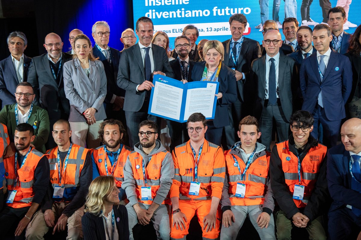 centroELIS's tweet photo. Si aprono oggi le candidature alle Scuole dei Mestieri di #DistrettoItalia, ideate per formare i nuovi professionisti che andranno a coprire le posizioni di lavoro aperte presso le aziende che aderiscono al progetto. Scopri di più: https://t.co/ESTPZZUD0n https://t.co/wXpi2XCoR9