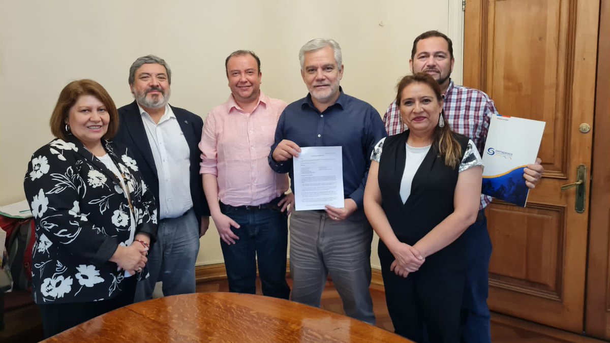 anefchile's tweet photo. #ANEF suscribió acuerdo de acompañamiento en implementación de protocolo de equidad de Género en #SERNAPESCA en conjunto con #AFUS. Firmó presidente #ANEF, José Pérez Debelli, acompañado de vicepresidenta Mujer ANEF, Gina Sennas, y vicepresidente de la Agrupación Helmuth Griott. https://t.co/wYvMLJZvlr