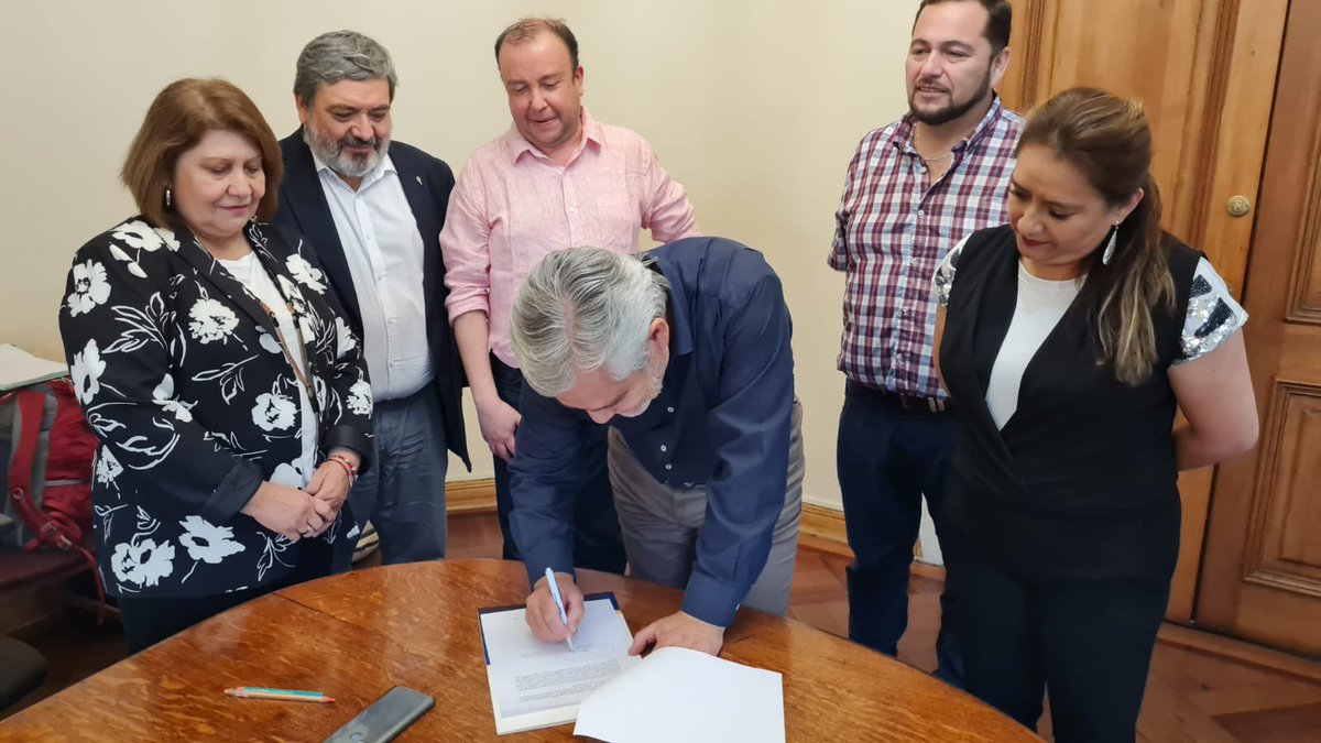 anefchile's tweet photo. #ANEF suscribió acuerdo de acompañamiento en implementación de protocolo de equidad de Género en #SERNAPESCA en conjunto con #AFUS. Firmó presidente #ANEF, José Pérez Debelli, acompañado de vicepresidenta Mujer ANEF, Gina Sennas, y vicepresidente de la Agrupación Helmuth Griott. https://t.co/wYvMLJZvlr