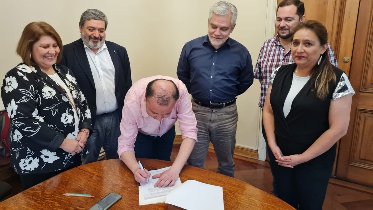anefchile's tweet photo. #ANEF suscribió acuerdo de acompañamiento en implementación de protocolo de equidad de Género en #SERNAPESCA en conjunto con #AFUS. Firmó presidente #ANEF, José Pérez Debelli, acompañado de vicepresidenta Mujer ANEF, Gina Sennas, y vicepresidente de la Agrupación Helmuth Griott. https://t.co/wYvMLJZvlr