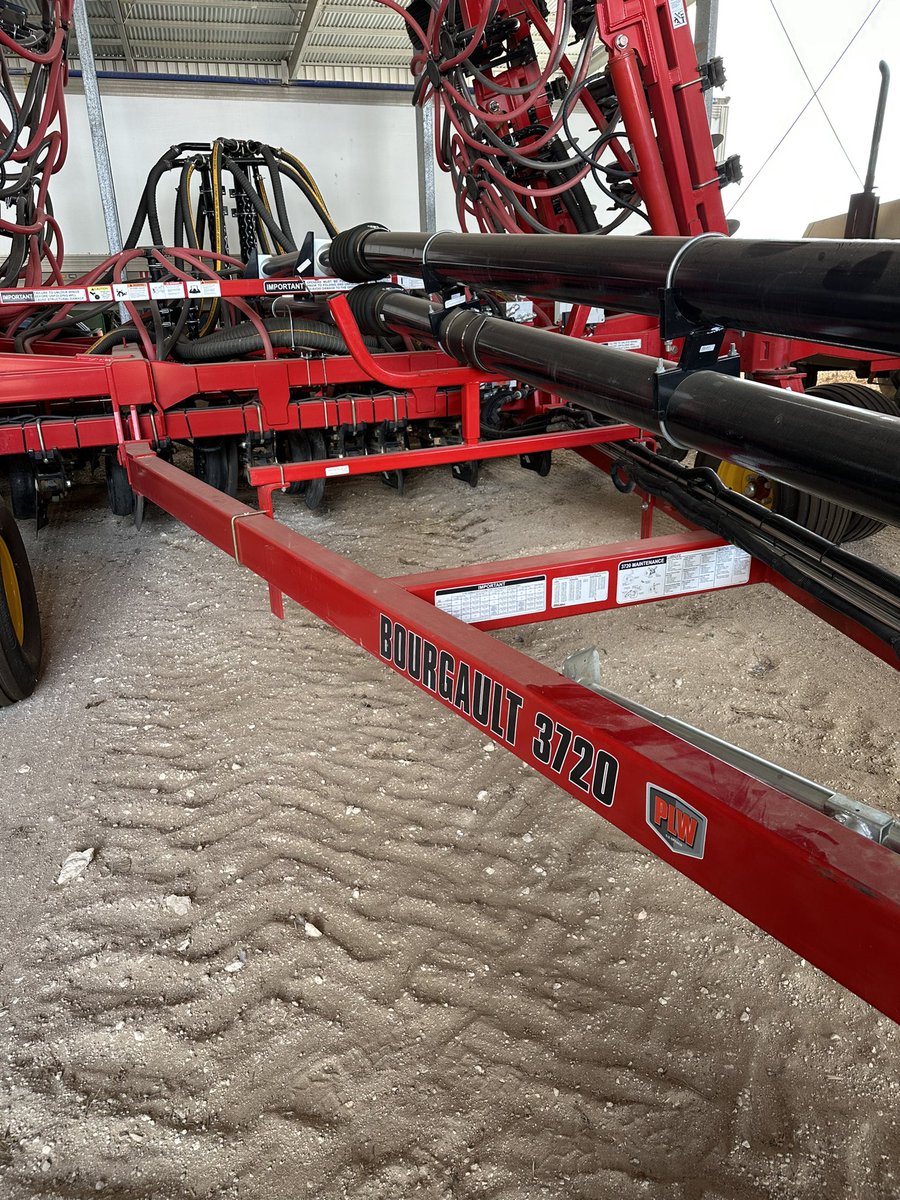 moroney_luke's tweet photo. Any #bourgault gurus out there know much about #packmaster? New 3720 calibrating as per the x35 screen but can’t get reading once moving above 20kg of packing pressure even at 1200+ psi opener pressure. #agtwitter https://t.co/8znyWPltRH