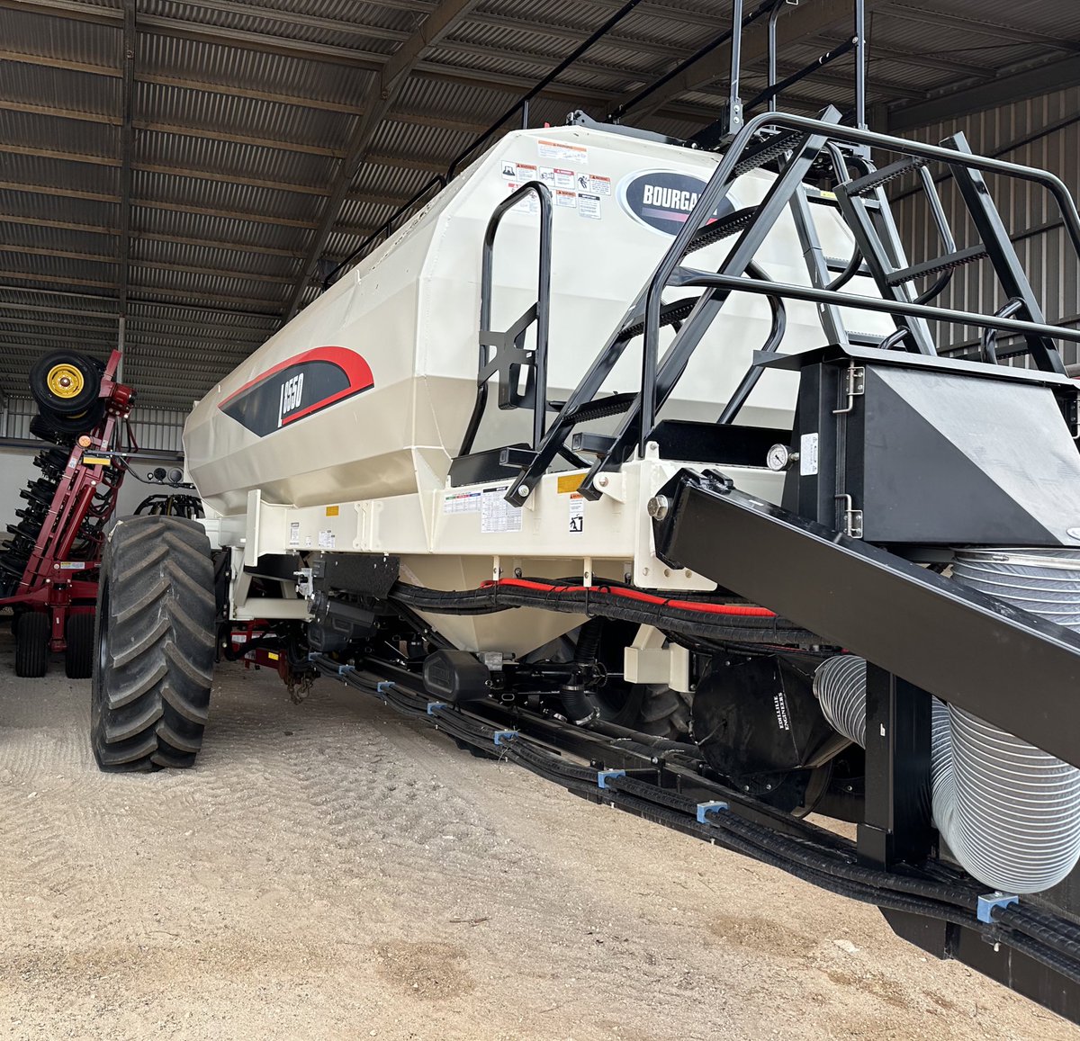 moroney_luke's tweet photo. Any #bourgault gurus out there know much about #packmaster? New 3720 calibrating as per the x35 screen but can’t get reading once moving above 20kg of packing pressure even at 1200+ psi opener pressure. #agtwitter https://t.co/8znyWPltRH