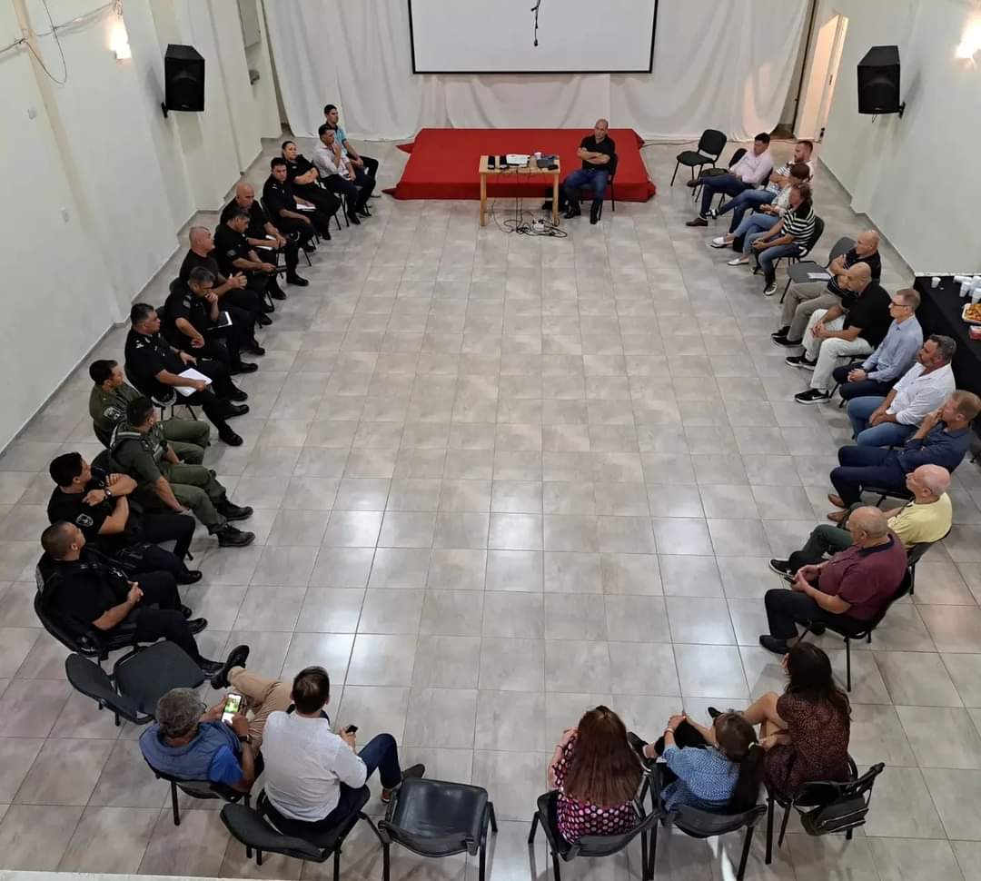 MuniSunchales's tweet photo. Seguridad⭐️

🗣El Intendente @gtoselli1 encabezó una nueva reunión de los Consejos de Seguridad, y destacó los trabajos que se vienen realizando en la Ciudad e instó a seguir trabajando juntos por la seguridad que merecemos. 

#somosseguridad
#somossunchales⭐️ https://t.co/iYONRGFBm1