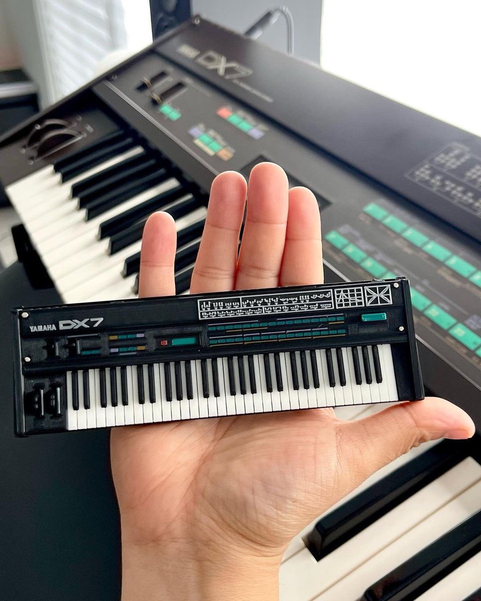 mixupload's tweet photo. A Fun-Size Yamaha DX7 🎹
(3D printed models designed & sold by ebay seller: mycrog)
📸 @thewingpiano
.
#yamahadx7 #yamahasynth #synth #synthesizer #synthwave #fmsynthesis #80s #80sstyle #80smusic #80sfashion #fyp #synthcover #pianocover #piano #pianomusic #3dprinter #mixupload https://t.co/aiYVTJpTET