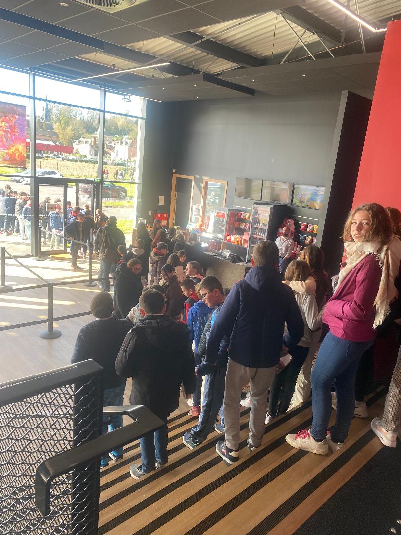 CurieBernay's tweet photo. 🛰️🚀"Les pieds sur terre... la tête dans les étoiles" Une projection du film "L' Astronaute" de Nicolas Giraud,🎁 à tous les élèves de 6ème par @EureenNormandie . Des 👏pour clore la séance et des échanges empreints d'ambition de nos élèves: Que demander de mieux 🔆@MoncadaFra https://t.co/zSVsZEQKqZ